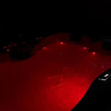 - Cozy - Jacuzzi & Sauna Apartmán